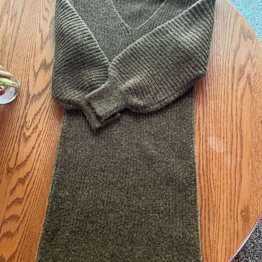 Lush Green V-Neck Sweater with Chunky Knit Texture
